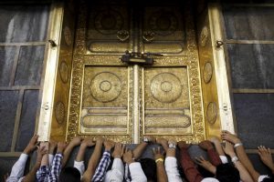 6 Tips Mudah Mencium Hajar Aswad saat Umrah