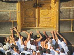 6 Tips Mudah Mencium Hajar Aswad saat Umrah