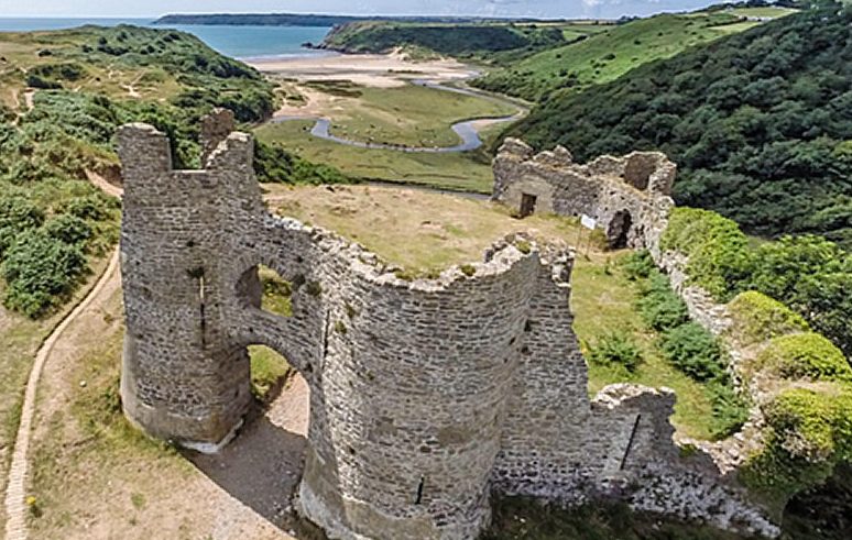 Three Cliffs Bay, Destinasi di Wales yang Kerap Menawarkan Pengalaman Liar