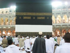 6 Tips Mudah Mencium Hajar Aswad saat Umrah