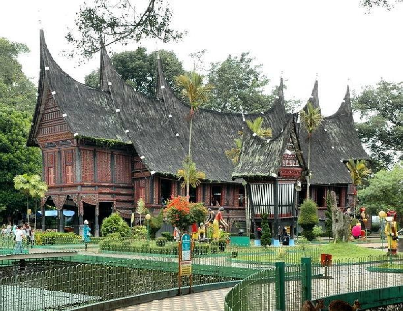 Rumah Adat Baanjuang Puti Bungsu