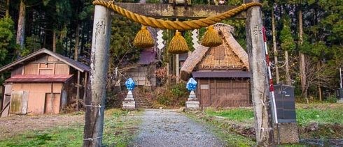 Gokayama adalah suatu wilayah dalam kota Nanto di Prefektur Toyama, Jepang dan telah ditetapkan dalam Situs Warisan Dunia UNESCO karena rumah-rumah tradisionalnya sudah berusia lebih dari 250 Tahun. Bertahannya gaya arsitektur tradisional ini dikaitkan dengan lokasi region tersebut yang terpencil di hulu sungai Shōgawa. Hal ini juga menjadi alasan mengapa gaya hidup dan budaya Gokayama tetap sangat tradisional selama bertahun-tahun setelah sebagian besar negara dimodernisasi. Rumah tradisionalnya bernama Gassho-zukuri yang berarti Dibangun seperti Tangan Dalam Doa karena atap rumah pertanian curam menyerupai tangan para biksu Buddha yang ditekan bersama dalam doa. Gaya arsitektur rumah-rumah di desa ini telah berkembang selama beberapa generasi dan dirancang untuk menahan sejumlah besar salju tebal yang jatuh di wilayah tersebut selama musim dingin. Atap rumahnya dibuat tanpa paku dengan ruang loteng besar yang digunakan untuk membudidayakan ulat sutera. Saat ini, beberapa gassho-zukuri modern telah dibuat sebagai sebuah kamp untuk dikunjungi oleh kelompok anak-anak sekolah agar mereka merasakan suatu pengalaman dari kehidupan di desa-desa pegunungan yang terjal ini.