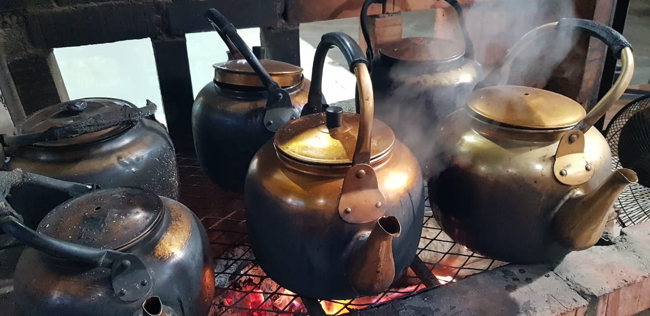 Menikmati Hangatnya Sajian Teh Daun Niknak di Dinginnya Dataran Tinggi Thaif