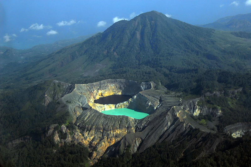 Gunung Kelimutu