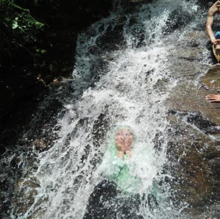 Menikmati Air Terjun