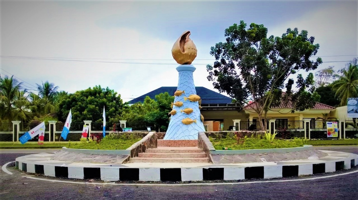 Tugu kekayaan laut Tanjung Binga