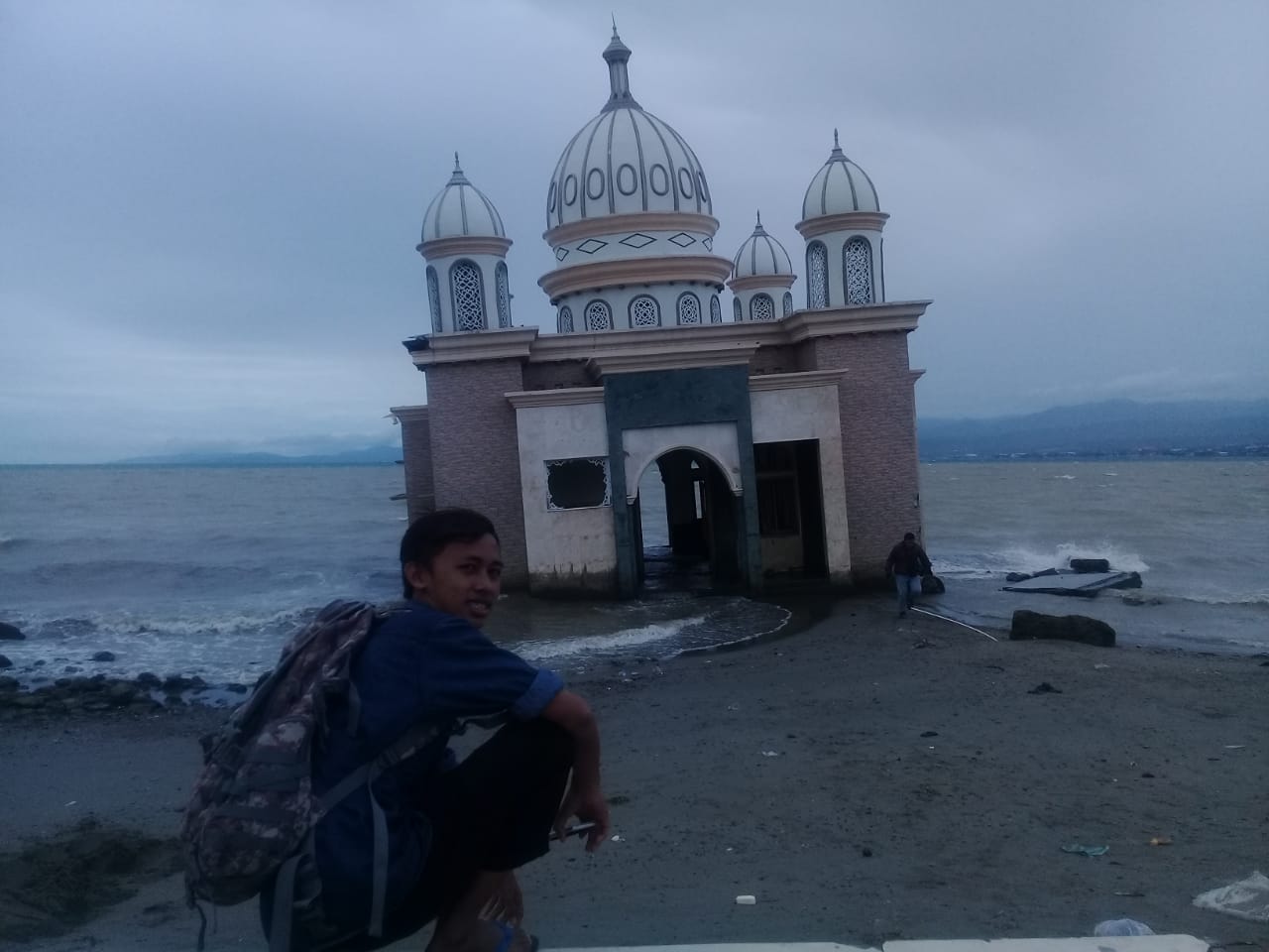 Hampir Tenggelam, Masjid Apung ini Jadi Objek Selfie Pasca Gempa-Tsunami Palu