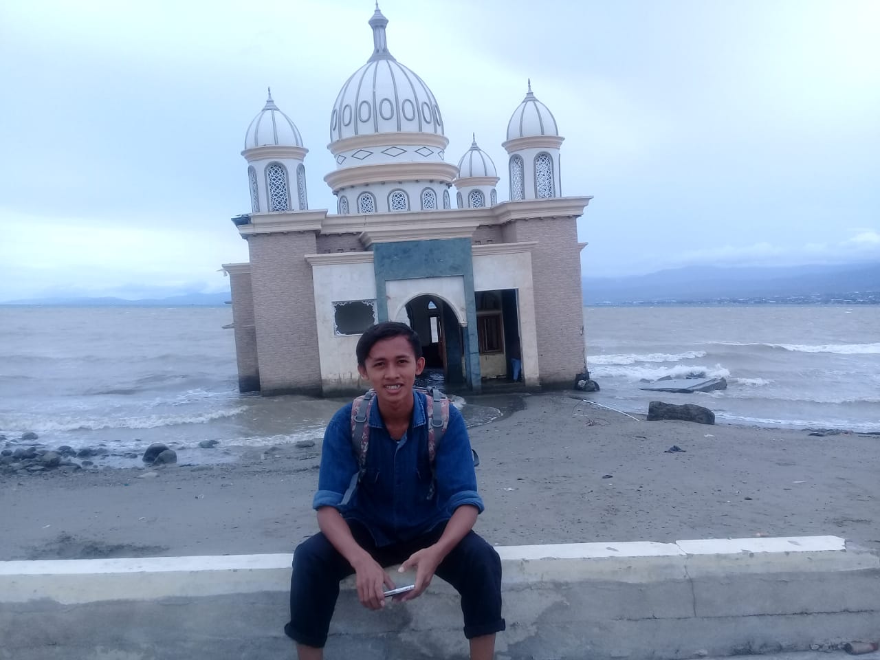 Hampir Tenggelam, Masjid Apung ini Jadi Objek Selfie Pasca Gempa-Tsunami Palu