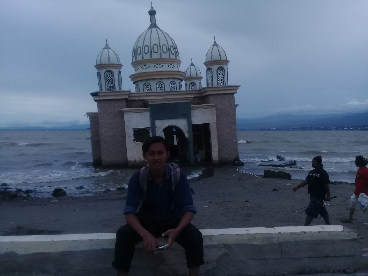 Hampir Tenggelam, Masjid Apung ini Jadi Objek Selfie Pasca Gempa-Tsunami Palu