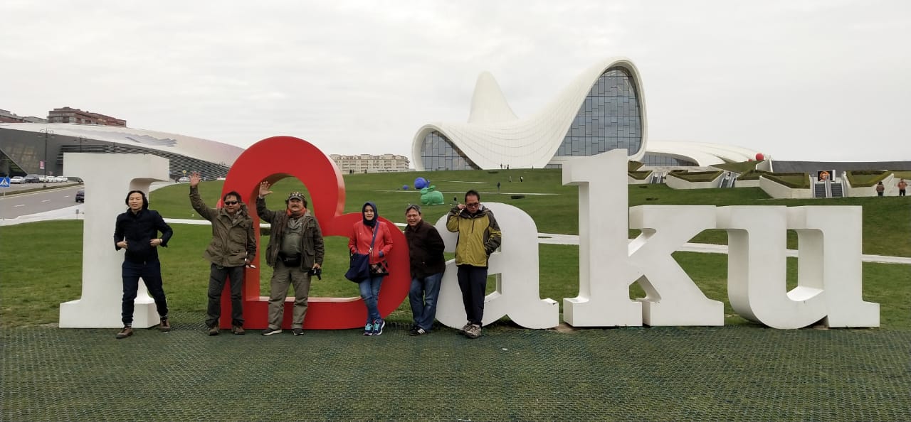 Tiba di Kota Baku, Tim Ekspedisi Dunia Asal Indonesia Tebarkan Semangat Cinta untuk Pengungsi Azerbaijan