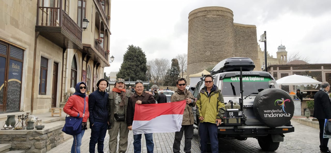 Tiba di Kota Baku, Tim Ekspedisi Dunia Asal Indonesia Tebarkan Semangat Cinta untuk Pengungsi Azerbaijan