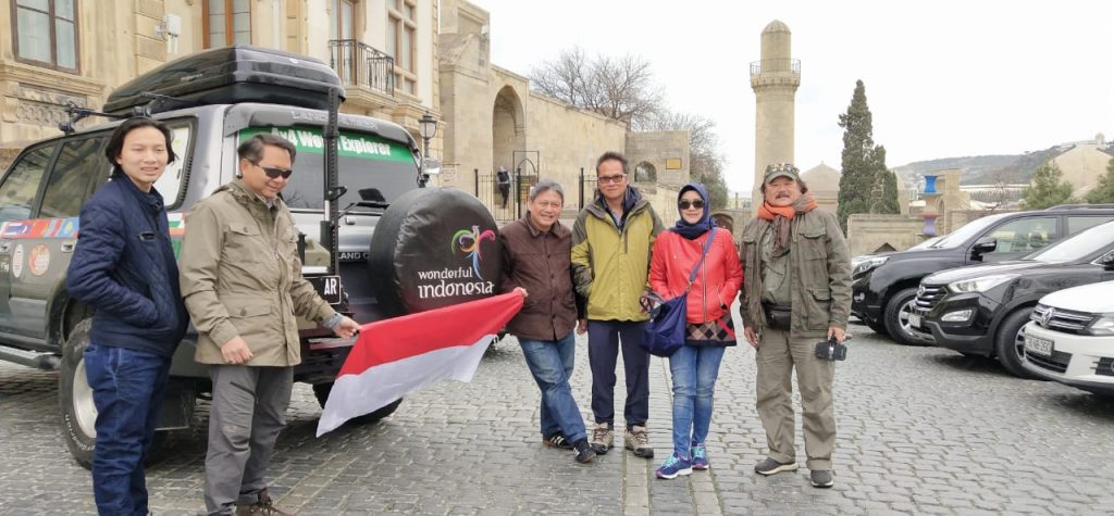 Tiba di Kota Baku, Tim Ekspedisi Dunia Asal Indonesia Tebarkan Semangat Cinta untuk Pengungsi Azerbaijan