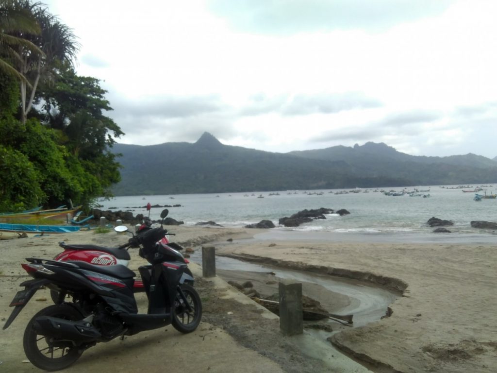 Keindahan Pesisir Selatan Pantai Ngampiran