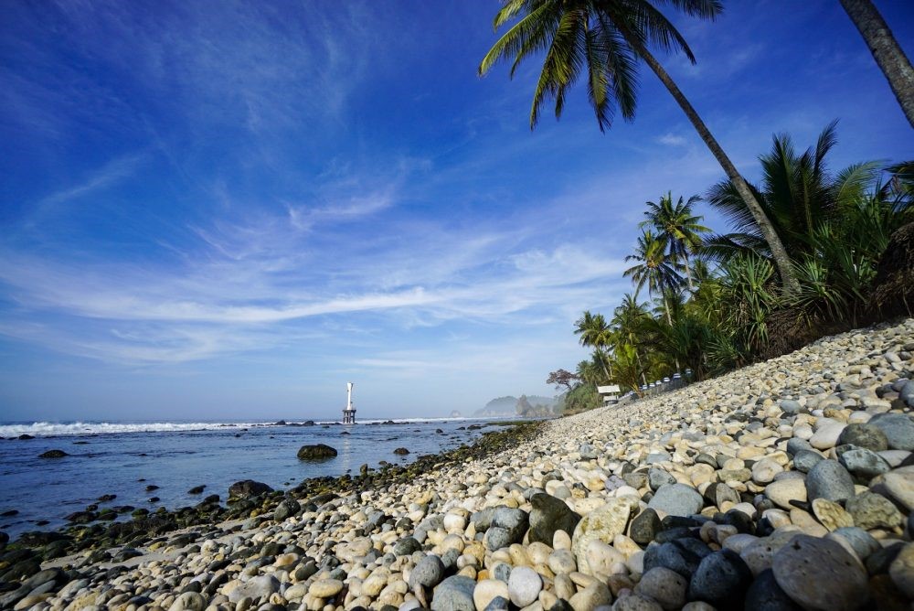 Pesona Kerikil Putih Pantai Pidakan