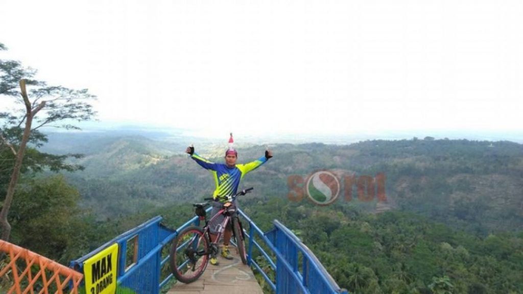 Indahnya Sunset di Puncak Pacalan Indah