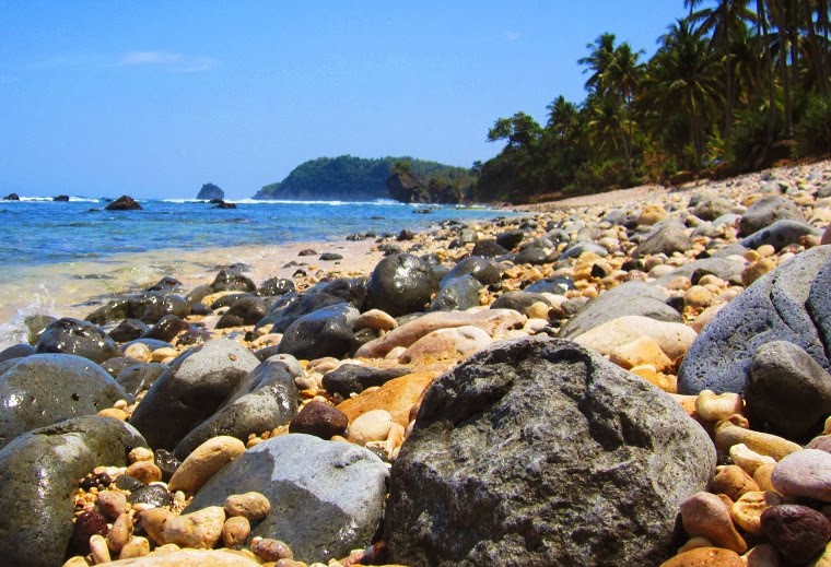 Pesona Kerikil Putih Pantai Pidakan