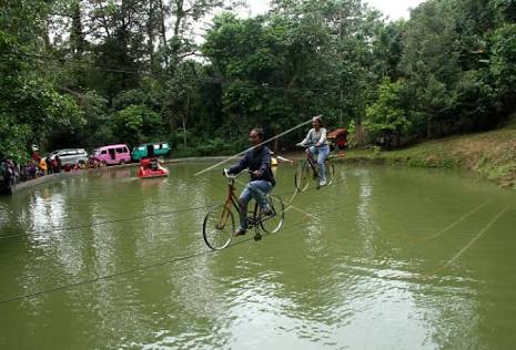 Bersepeda di Laut? Hanya Ada di Sulawesi Barat