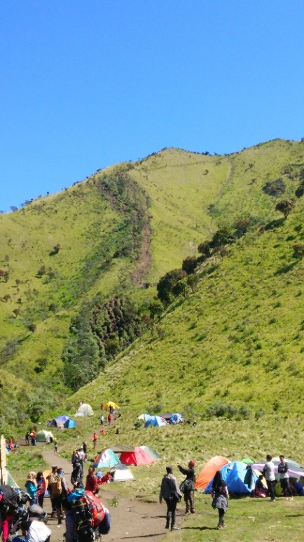 Salah satu gunung yang memiliki keindahan tersendiri adalah Gunung Merbabu. Gunung ini memiliki ketinggiian 3.145 mdpl. 