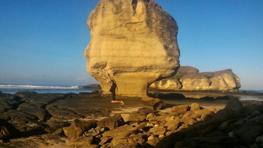 Ternyata Batu Payung yang Ambruk di Lombok Usianya Jutaan Tahun