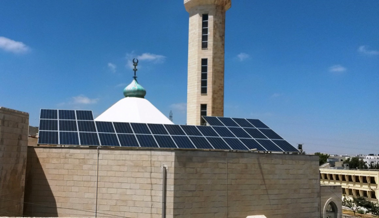 Keren! Masjid di Yordania Dilengkapi Panel Tenaga Matahari