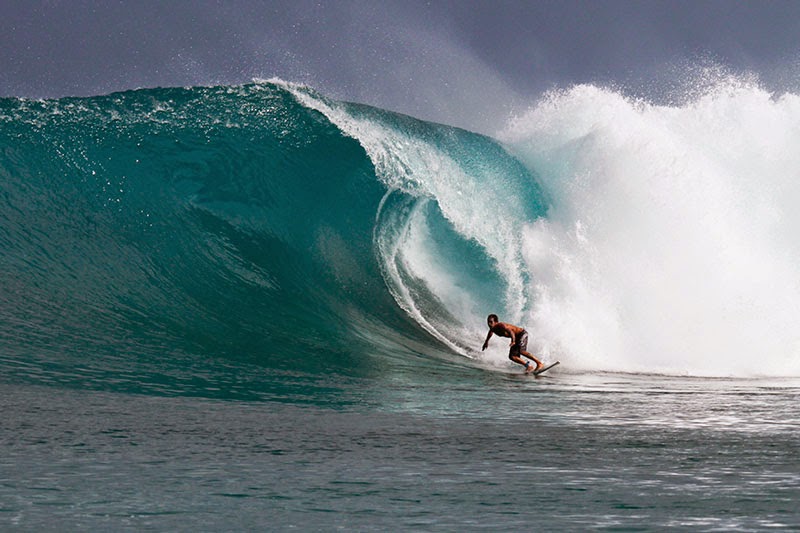 Berselancar Di Kepualauan Mentawai