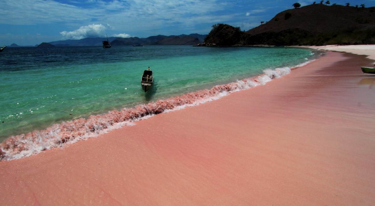 Pantai Pulau Merah