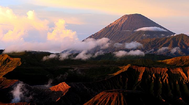 Gunung di Indonesia