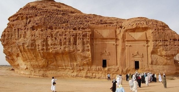 jamaah umroh berkunjung ke Madain Saleh