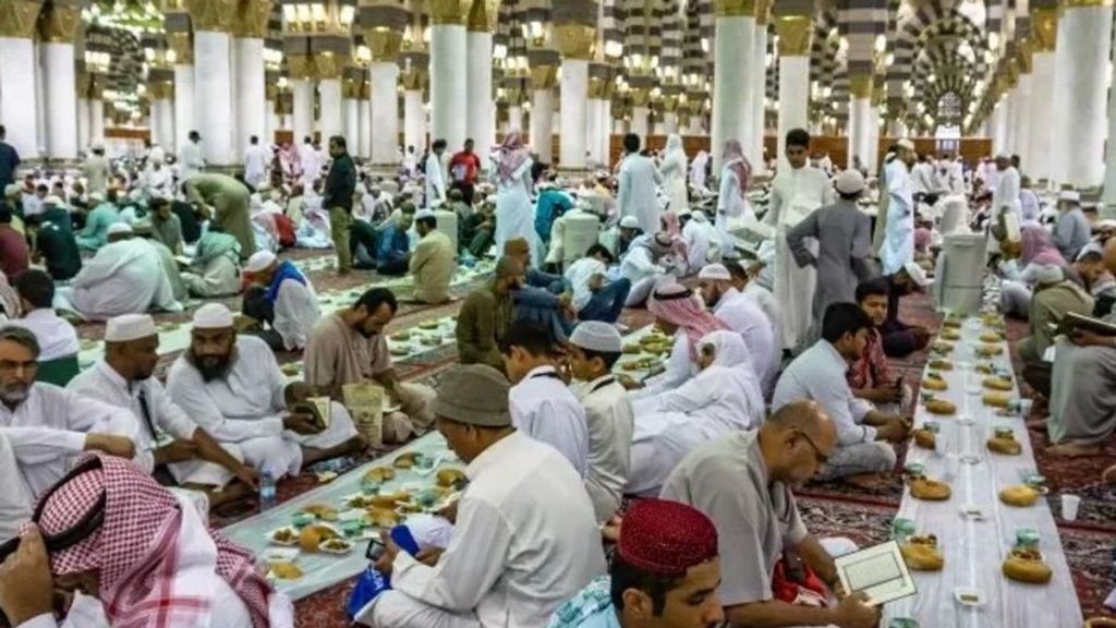 Pemerintah Arab Saudi melarang buka puasa di dalam masjid