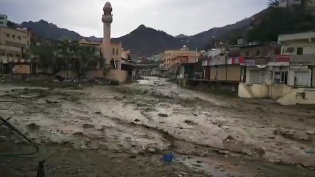 Banjir bandang menerjang wilayah barat daya Arab Saudi, satu orang dilaporkan meninggal